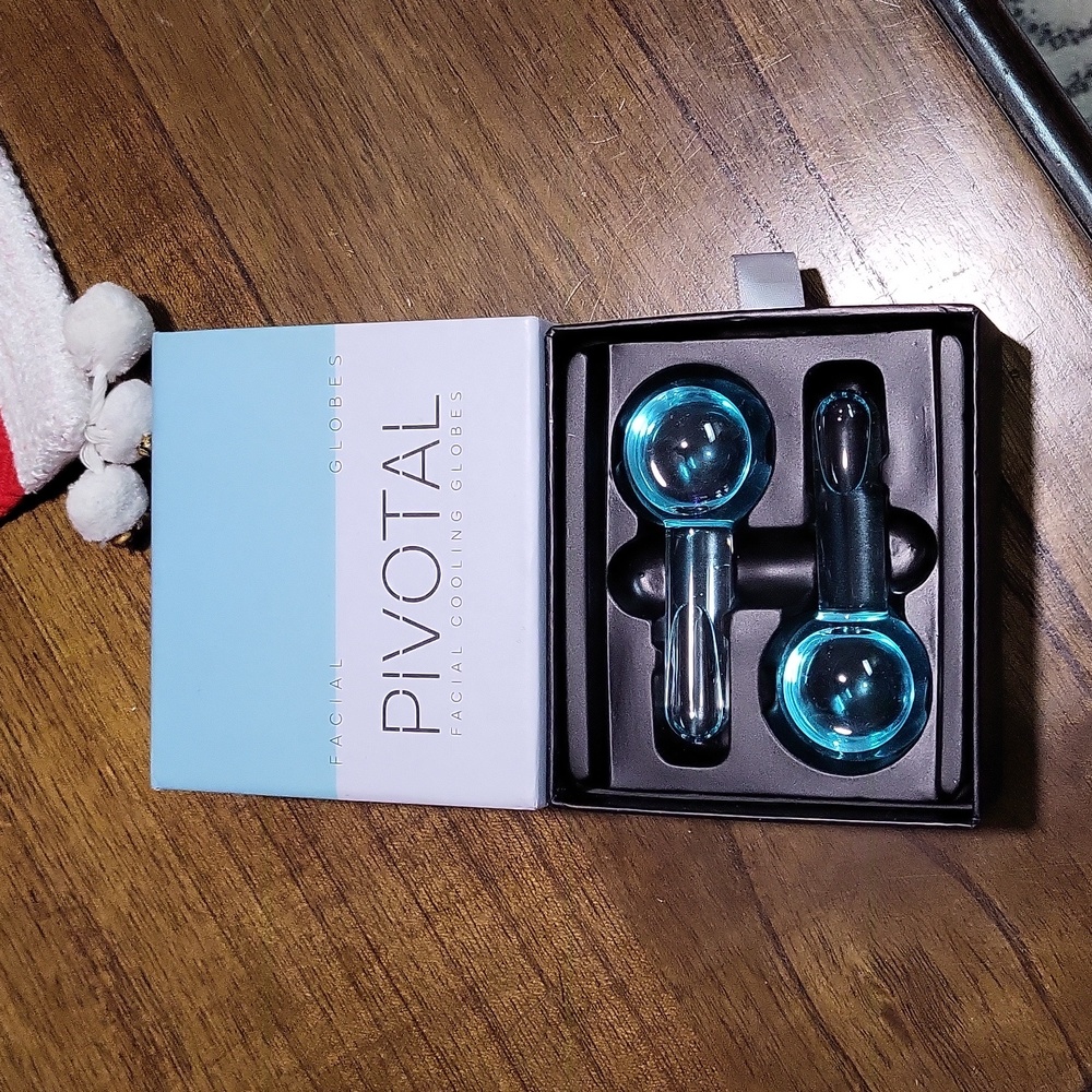 Pivotal facial cooling globes